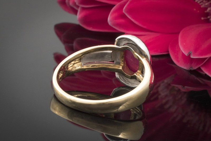 Ring mit großem Rubin Cabochon in 585er Gelbgold Weißgold Bicolor 