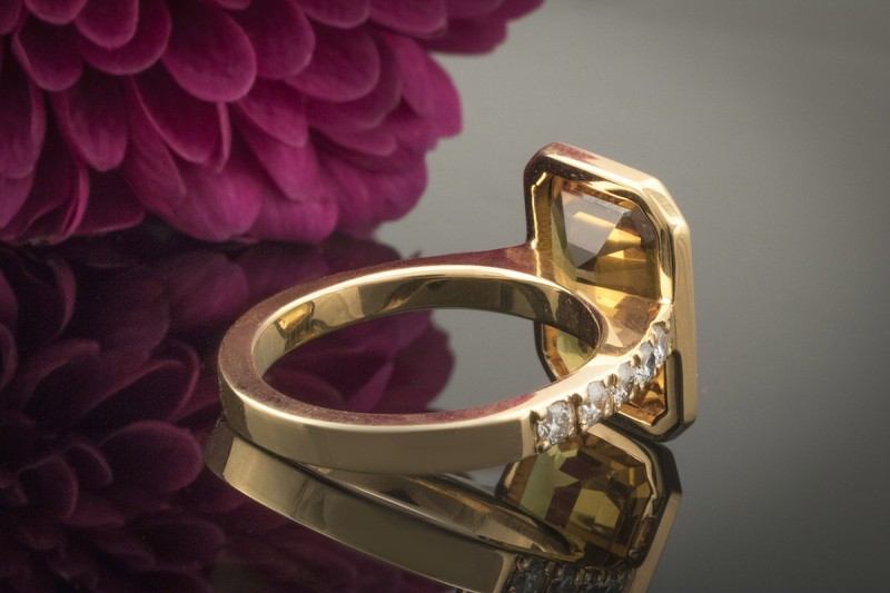 Gelber Saphir Ring mit seitlichem Brillantbesatz in 750er Rotgold Gold 