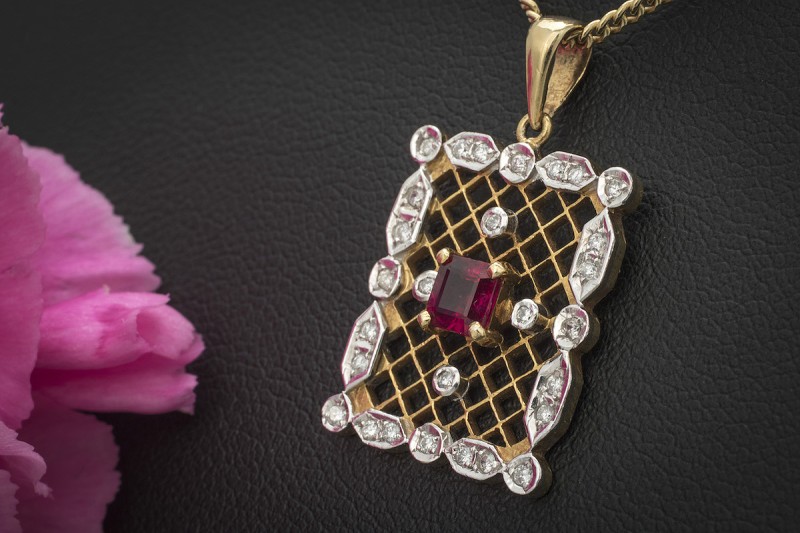 Feines kunstvolles Collier eckig mit Rubin und Brillanten in Gelbgold 750 