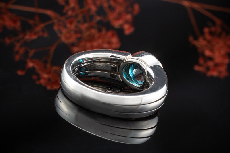 Ring mit blauem Zirkon facettiert in massiver 950er Platin Ringschiene 
