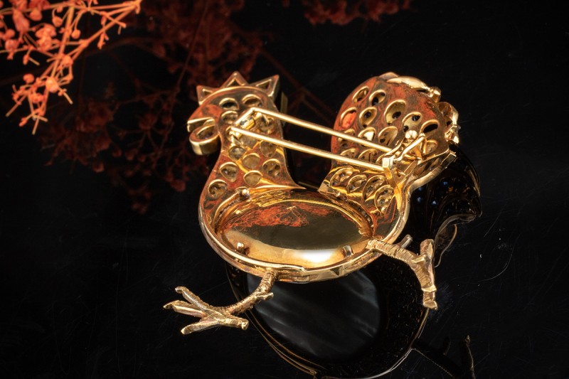 Brosche Hahn Huhn mit Mabe Perle Rubin Saphir und Brillanten in Gold 750 
