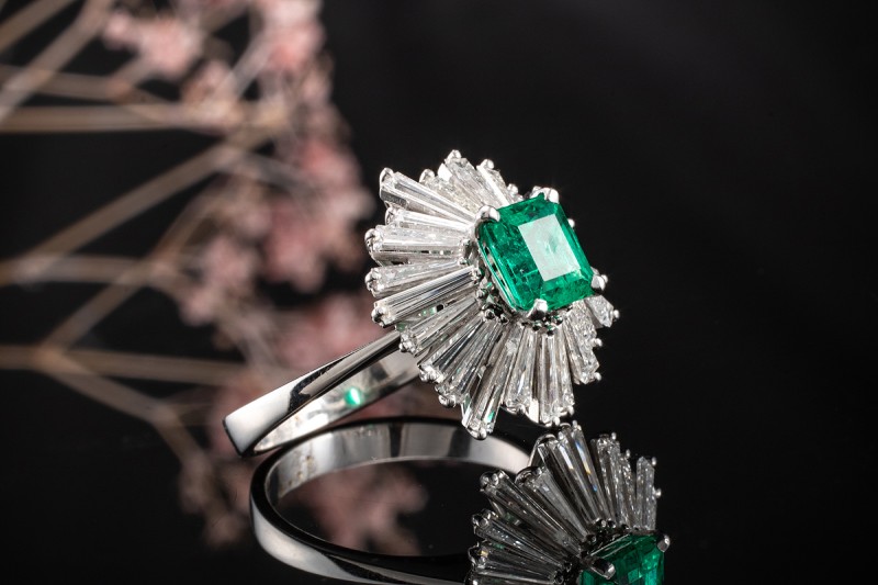 Traum Smaragd Ring Goldschmiedearbeit mit Trapez Diamanten Weißgold 750 