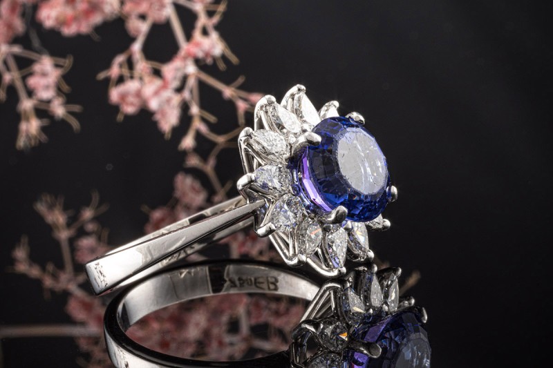 Farbintensiver Tansanit Ring umgeben von Diamant Tropfen in Weißgold 750 