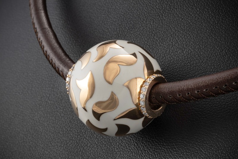 Leo Wittwer Collier Lederkette mit Emaille Diamant Anhänger in Rotgold 750 