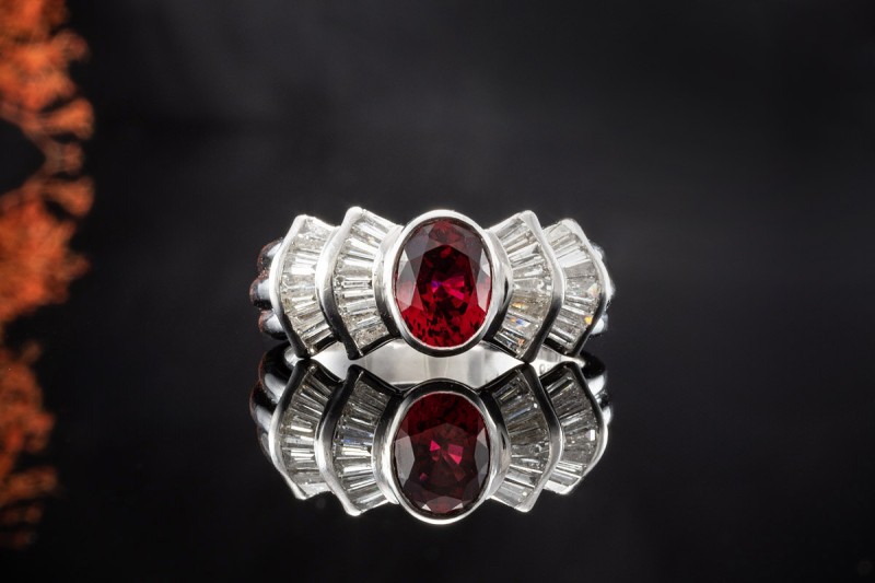 Rubin Ring Ovalschliff facettiert farbintensiv mit Diamanten in Weißgold 