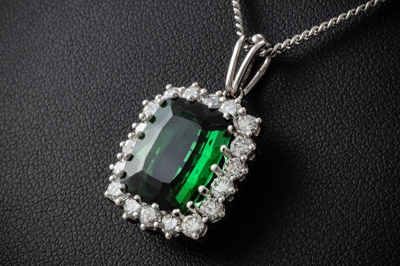 Collier Grüner Turmalin Diamanten Kette mit Anhänger Weißgold 750 Arbeit 