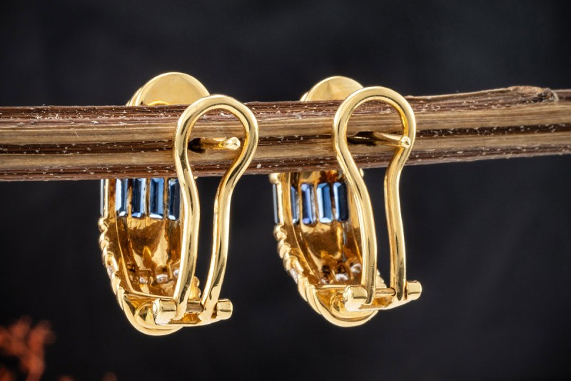 Halbcreolen Ohrringe mit Baguette Saphir und Diamanten in 750er Gelbgold 