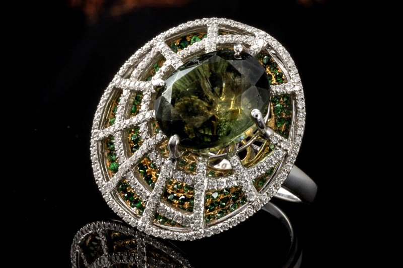 Exklusiver Cocktailring mit grünem Turmalin und Diamanten Weißgold 750 