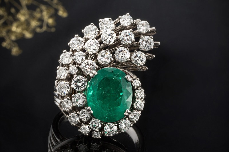 Smaragd Ring mit Diamanten insg. 7,60 Ct. in Weißgold Goldschmiedearbeit 
