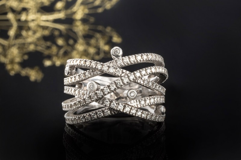 Al Coro Ring Großes Modell verspielt mit Diamanten in 750er Weißgold 