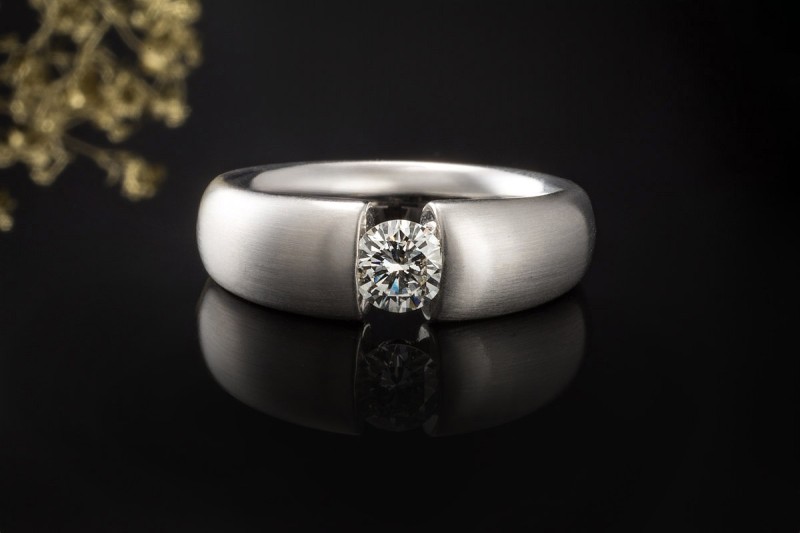 Spannring mit 1 Diamant Halbkaräter 0,50 Carat in Weißgold 585 gebürstet 