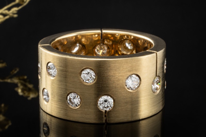Ring in massiver Handarbeit mit Diamanten gefertigt in 585er Gelbgold 