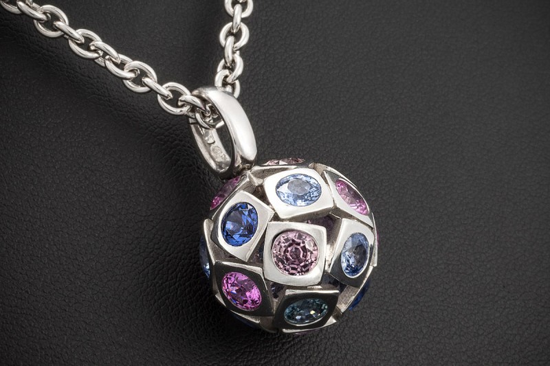 A. Odenwald Tango Collier Kugel Anhänger Kette Bunte Saphire in Weißgold 