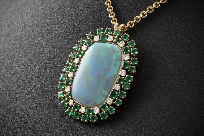 Großer ovaler Anhänger mit Opal Smaragd und Diamanten in 750er Gelbgold 