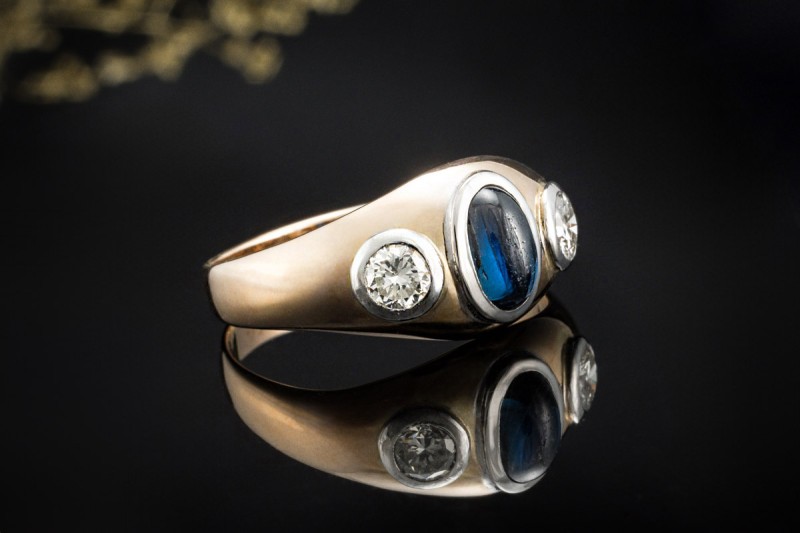 Klassischer Ring mit Saphir Cabochon und Diamanten Roségold mit Weißgold 