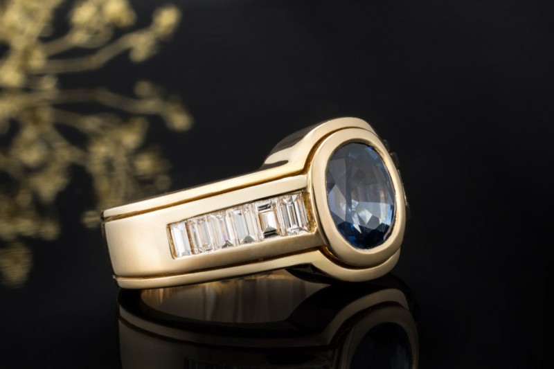 Saphir Ring mit Baguette Diamanten massiv gefertigt in 750er Gelbgold 