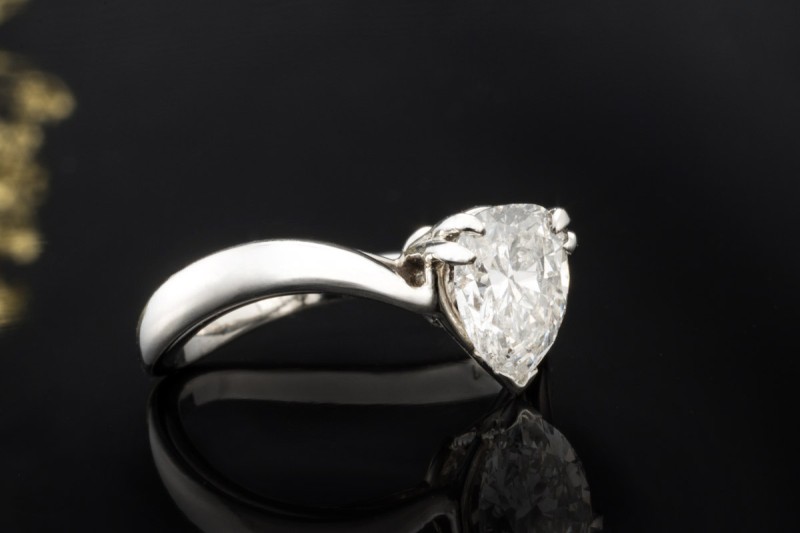 Piaget Solitär Ring Besondere Arbeit mit Diamant Tropfen in Weißgold 750 