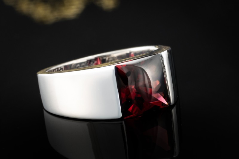 Cartier Tank Ring mit Granat Rhodolith Großes Modell in 750er Weißgold 