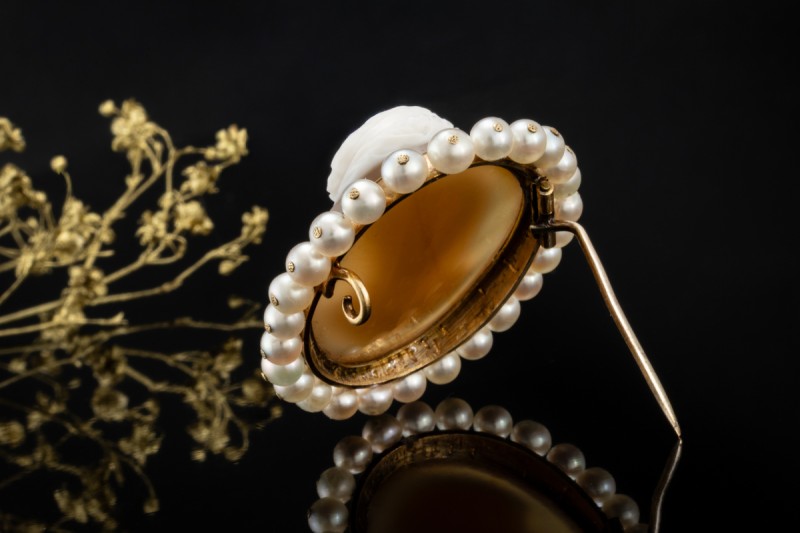 Antiker Klassiker Kamee-Brosche aus Achat mit Perlen in 585er Gelbgold 