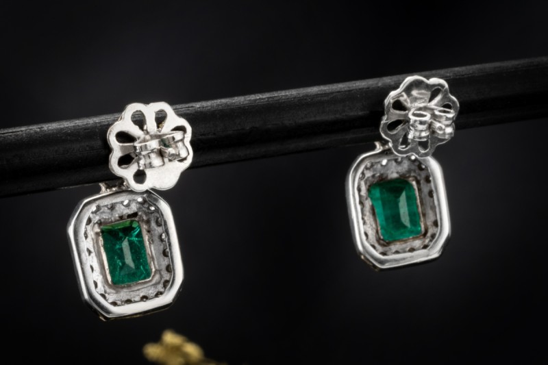 Antike Ohrringe Ohrstecker mit Smaragd und Diamanten in 750er Weißgold 