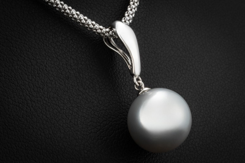 Südsee Perlencollier mit anschmiegsamer Seidenkordel in 750er Weißgold 