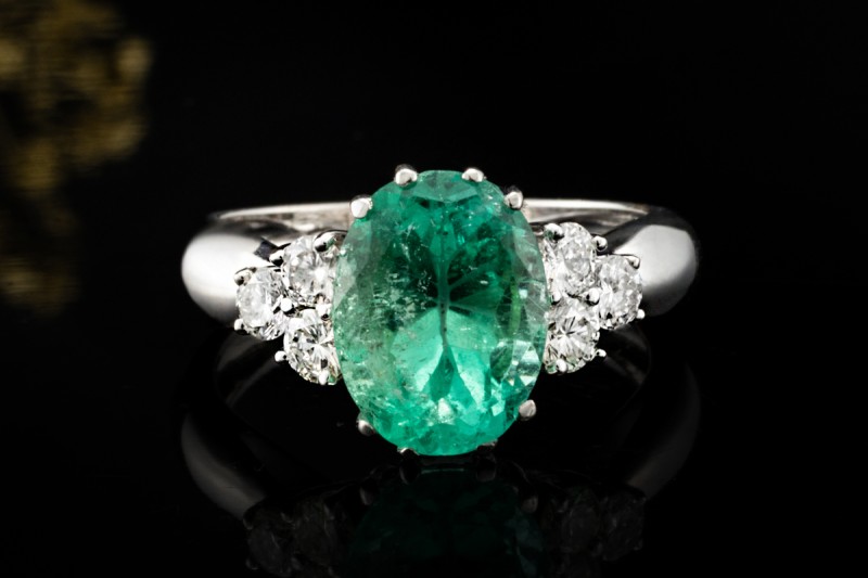 Smaragd Ring im Ovalschliff mit Diamanten Handarbeit in 750er Weißgold 