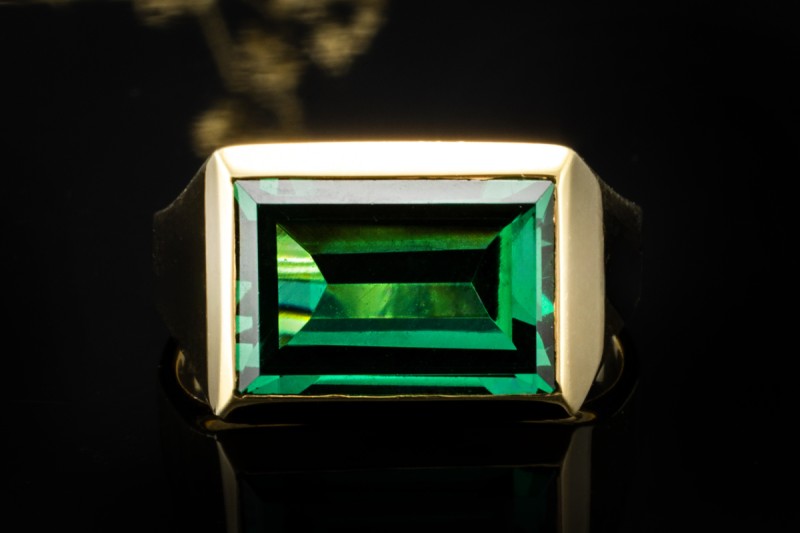 Ring mit natürlichem Spinell Treppenschliff rechteckig in 585er Gelbgold 