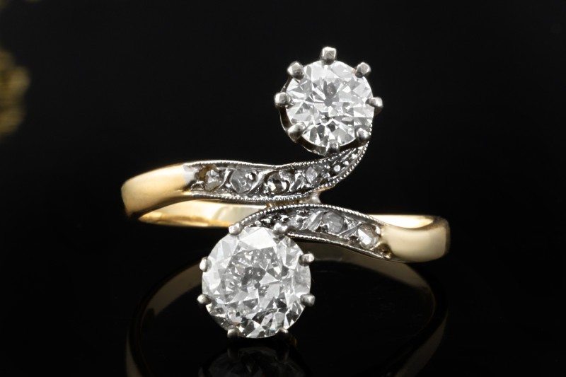 Antiker Ring feine Handarbeit mit Diamanten im Altschliff in Gelbgold 