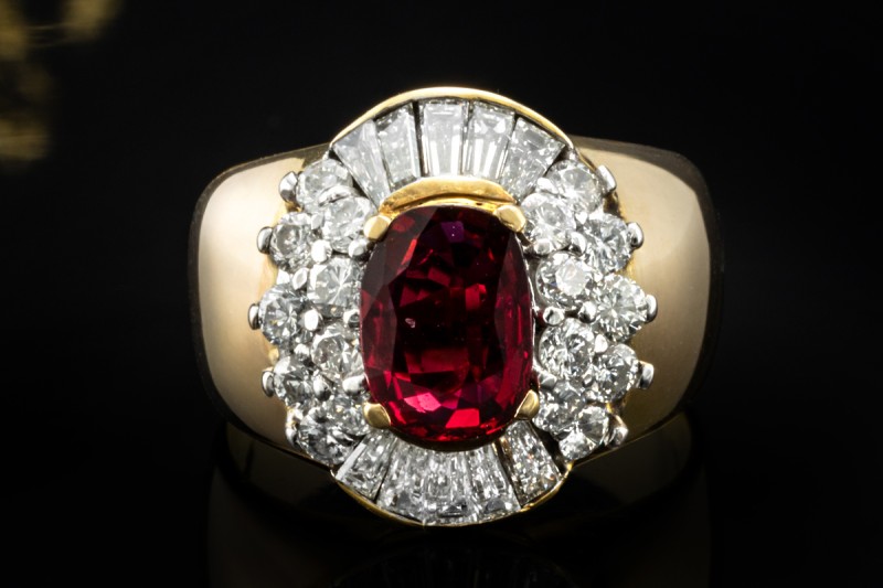 Cocktailring Ring mit Rubin und Trapez Diamanten in 750er Gelbgold 