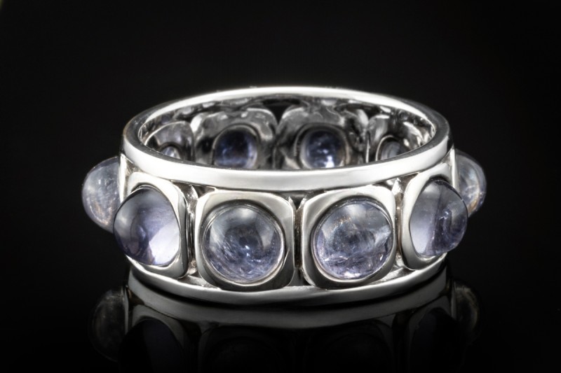 Memoire Ring mit Cabochon Iolith Goldschmiedearbeit in 750er Weißgold 