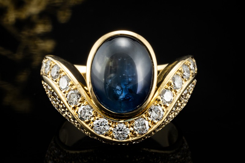 Imposanter Ring mit Cabochon Saphir formschön mit Diamanten Gelbgold 750 