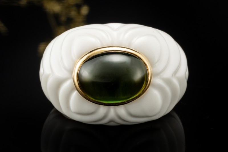 BVLGARI Ring Chandra mit grünem Turmalin Gelbgold 750 und weiße Keramik 