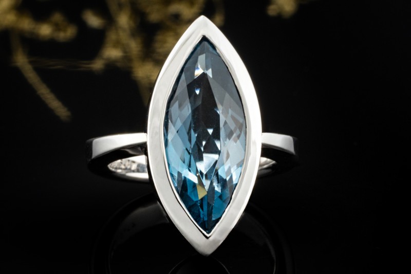Ring Blauer Topas Edeltopas im Navetteschliff Massiv in 750er Weißgold 