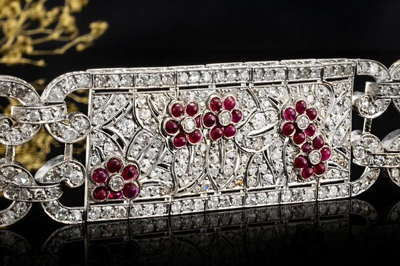 Antikes breites Armband mit Rubin Blumen und Diamanten in 950er Platin 