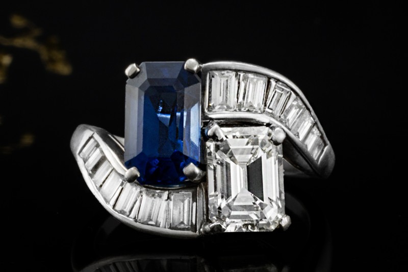 Beeindruckender Ring Blau Weiß mit Saphir und Diamanten in Weißgold 750 