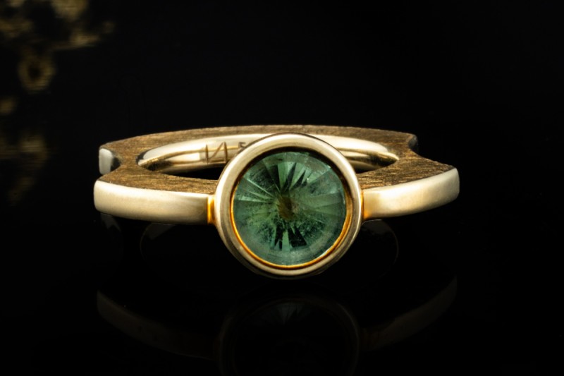 Niessing Solitär Ring mit grünem Stein Kratzmattes Design in Gelbgold 