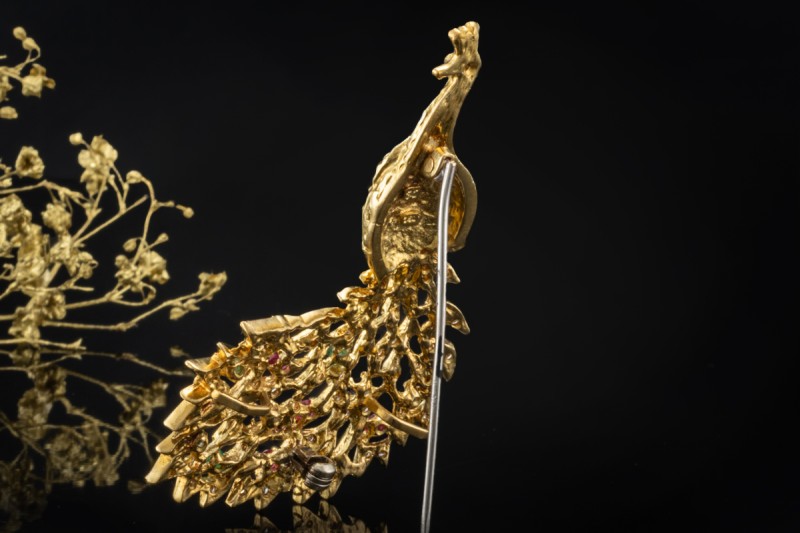 Pfauen Brosche Handarbeit mit Diamant Rubin Smaragd Saphir Gelbgold 750 