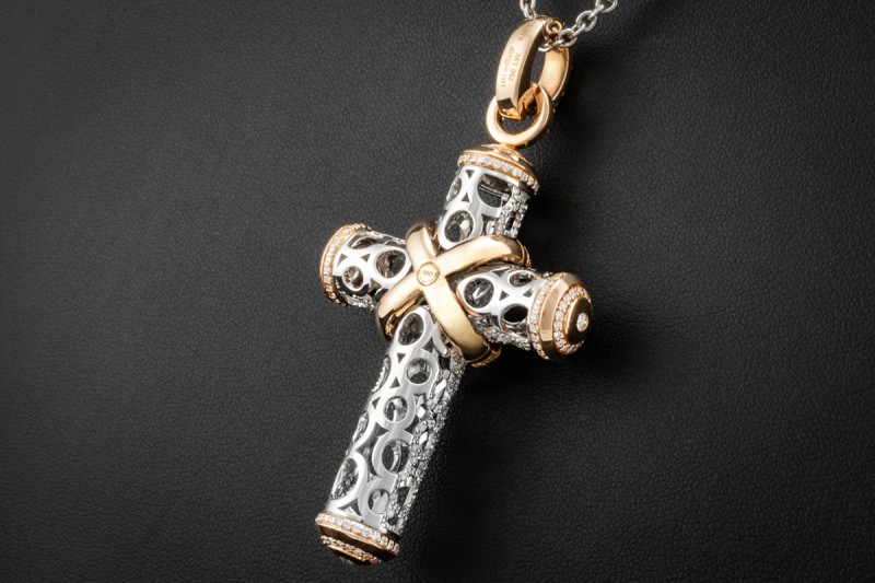 Leo Wittwer Kreuz Anhänger mit Diamanten in 750er Weißgold und Roségold 