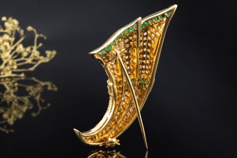 Brosche Füllhorn Diamanten und Carré Smaragde in 750er Gelbgold Arbeit 