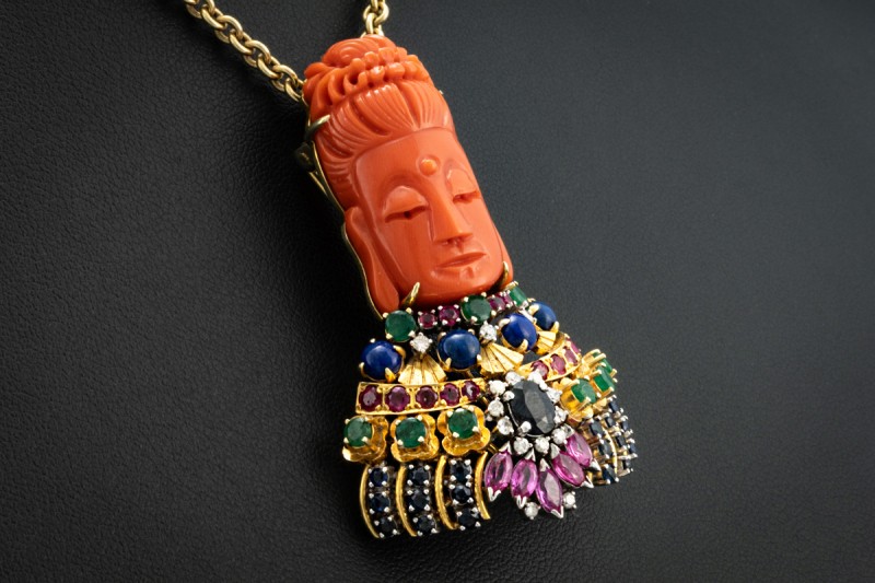 Buddha Brosche Anhänger mit Koralle Saphir Diamant Smaragd Rubin in Gold 