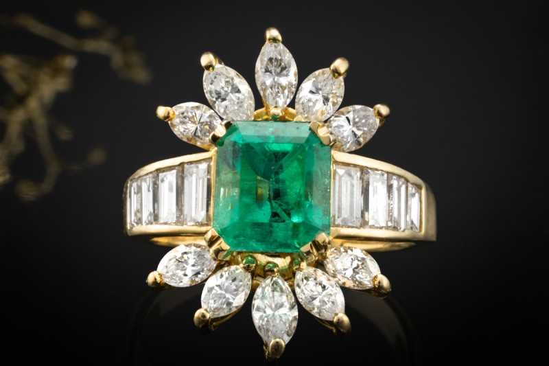 Ring im Sunburst Design Smaragd und Diamanten in Gelbgold 750 Handarbeit 