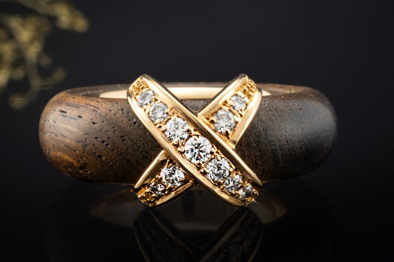 Leo Wittwer Ring Kreuz X Holzarbeit mit Diamanten in 750er Roségold 