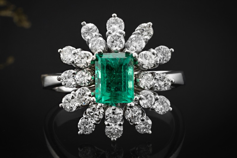 Klassischer Smaragd Cluster Ring mit Diamanten 750er Weißgold 18 Karat 
