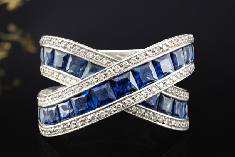 Crossover Ring mit Eckige Saphire und Diamanten in 750er Weißgold Arbeit 