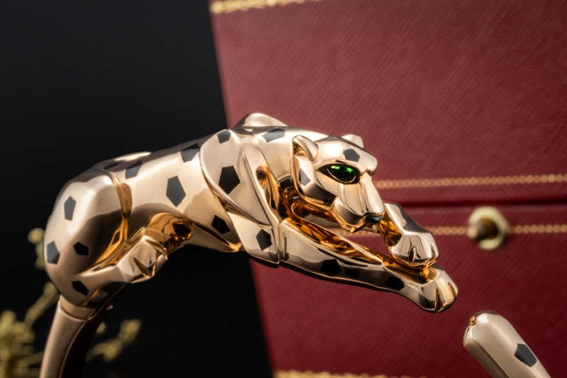 Panthère de Cartier Armreif mit Tsavorit und Onyx klappbar Roségold 750 