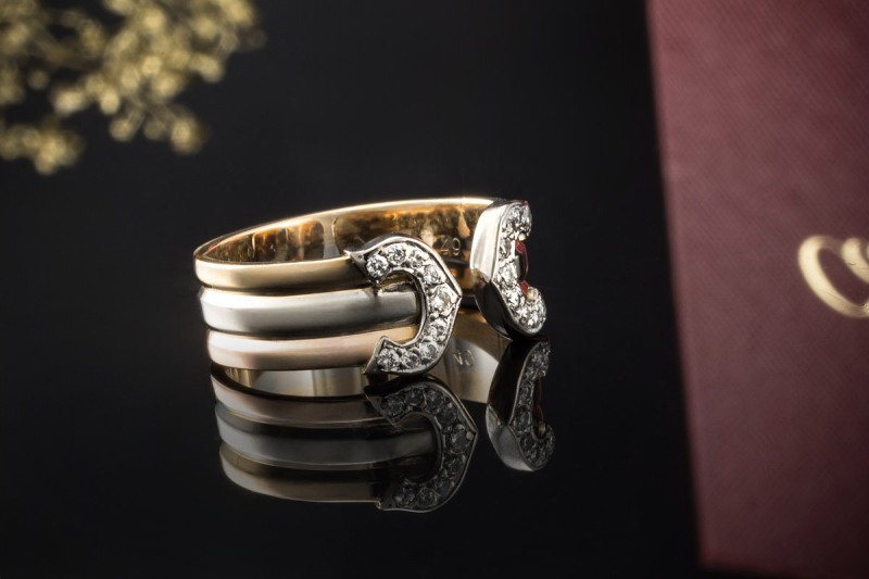 Cartier Ring C de Cartier Doppel C mit Diamanten in 750er Gold Tricolor 