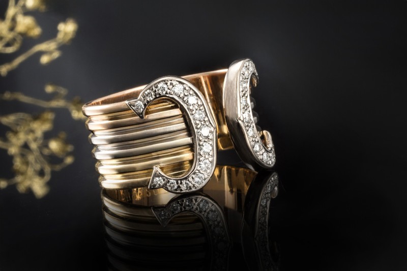 Cartier Ring Doppel C mit Diamanten Großes Modell in 750er Gold Tricolor 