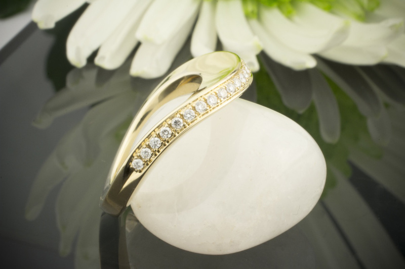 Hoher Ring mit schwungvollem Design in 585er Gelbgold mit Diamanten 