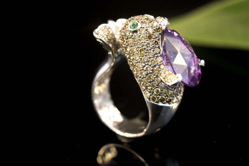 Tier Motiv Ring Robbe mit Amethyst Brillanten und Tsavorit in Weißgold 