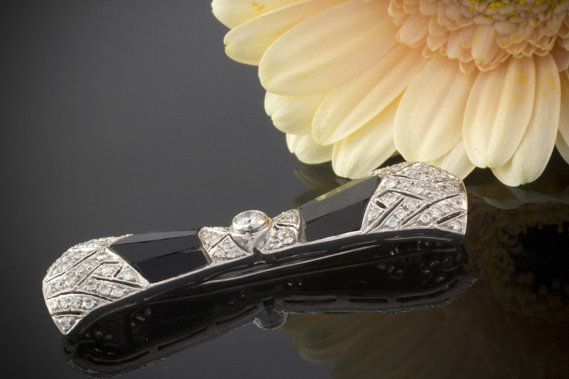 Art Deco Platin Brosche Nadel mit Onyx Plättchen und Diamanten 